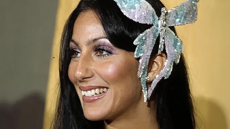 Cher completa 80 anos