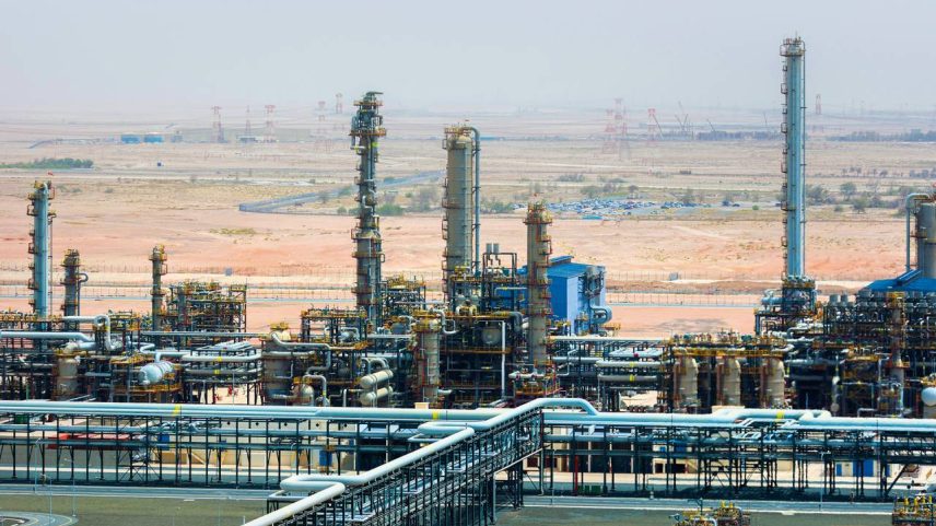 CRISE - Refinaria próxima de Abu Dhabi: racha no grupo ocorreu em meio à escalada de preços do produto (Christophe Viseux/Bloomberg/Getty Images)