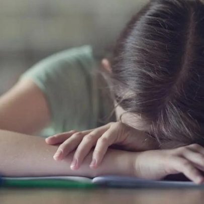 Dor menstrual afeta rotina escolar de 6 em cada 10 alunas, aponta pesquisa