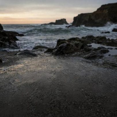 Praia de pedras de vidro surge após lixo do Pacífico ser devolvido em fragmentos