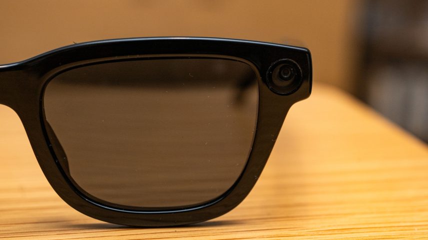 Detail of a portion of the smart glasses showing a lens in the eyeglass frame