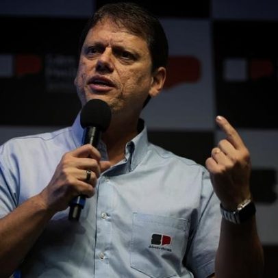 Tarcísio promete ressarcir moradores após explosão em SP