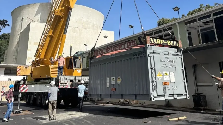 Especialistas da agência dos EUA supervisionam carregamento de combustível nuclear em contêiner na Venezuela (Foto: Divulgação/Administração Nacional de Segurança Nuclear (NNSA))