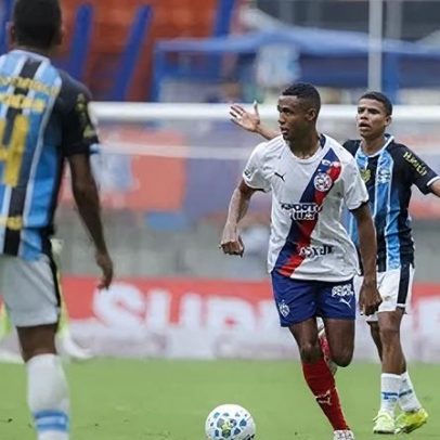Bahia e Grêmio empatam em jogo marcado por protestos da torcida