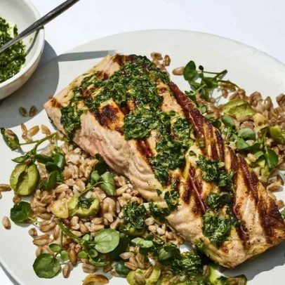 Salmão grelhado com salsa verde e farro