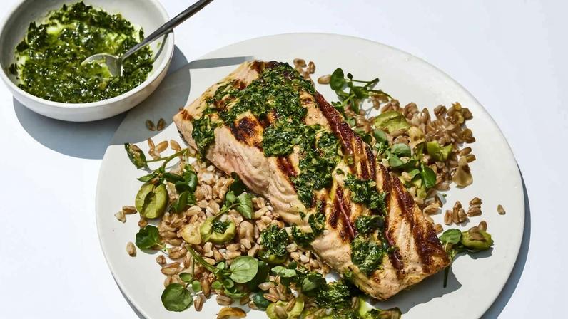 Salmão grelhado com salsa verde e farro