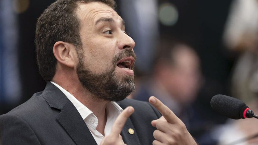 Imagem colorida de Guilherme Boulos, homem branco, de cabelo e barba aparada castanha, gesticulando com as mãos - Metrópoles