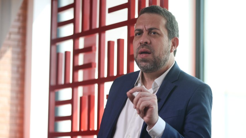 Guilherme Boulos é entrevistado no estudio do Metrópoles