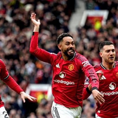 Manchester United vence Liverpool e retorna à Champions League