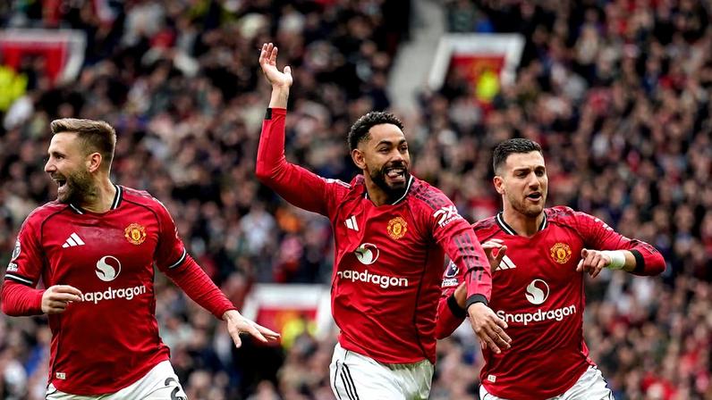 Jogadores do Manchester United comemoram vitória sobre o Liverpool