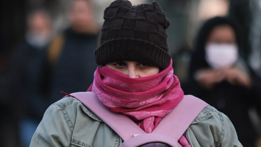 Pedestres enfrentam manhã de frio em São Paulo.