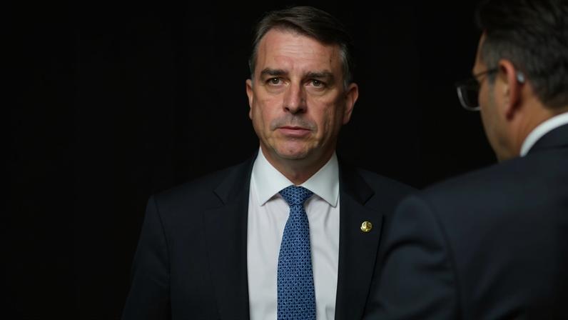 Marqueteiro de Flávio Bolsonaro decidiu deixar campanha presidencial nesta quarta-feira (20)