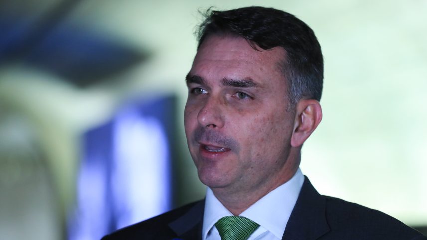 Relação de Flávio com Vorcaro motivou mudanças na pré-campanha