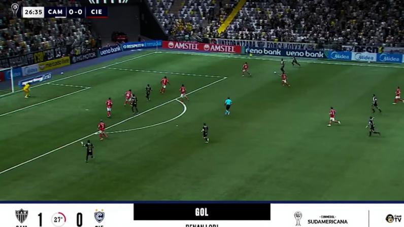 Cuello cruza para Renan Lodi abrir o placar pelo Atlético-MG