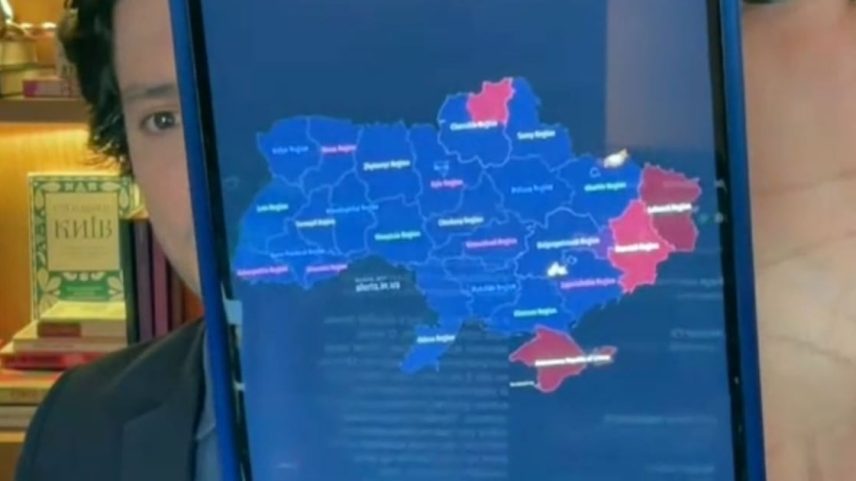 O especialista Uriã Fancelli mostra um mapa interativo na tela do próprio celular que registra ao vivo alertas e ataques realizados no território ucraniano.