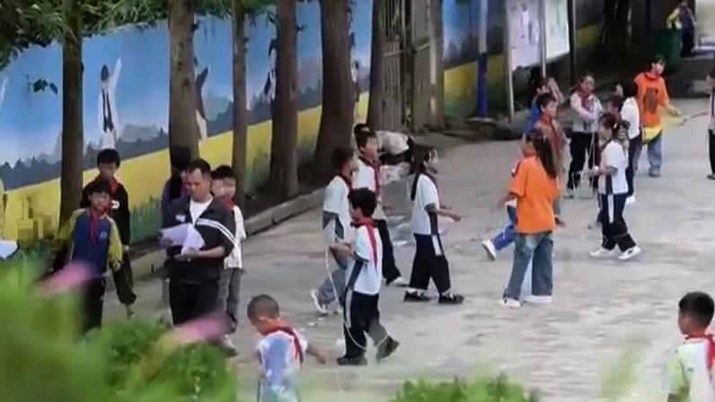Crianças brincam no recreio