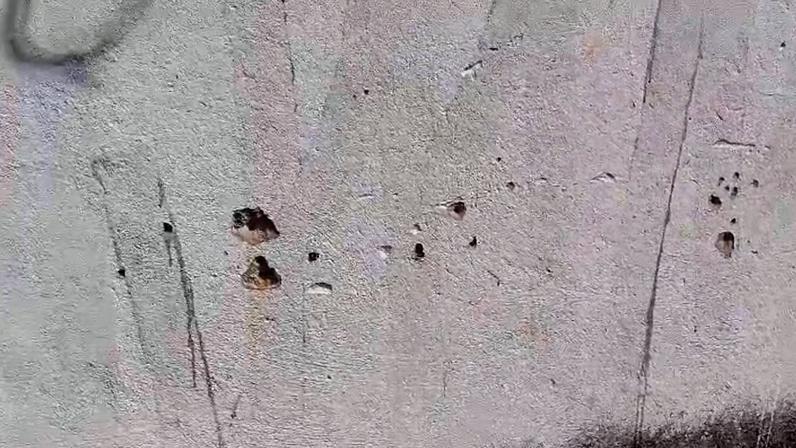 No local, ficaram marcas de disparos. O trânsito foi fechado durante a ocorrência