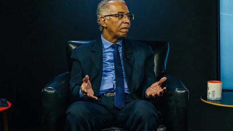 Uma das estratégias do governo é incentivar estruturas menores de processamento, reduzindo a demanda energética e a necessidade de refrigeração; na imagem, o secretário Miguel Henrique no estúdio do Poder360