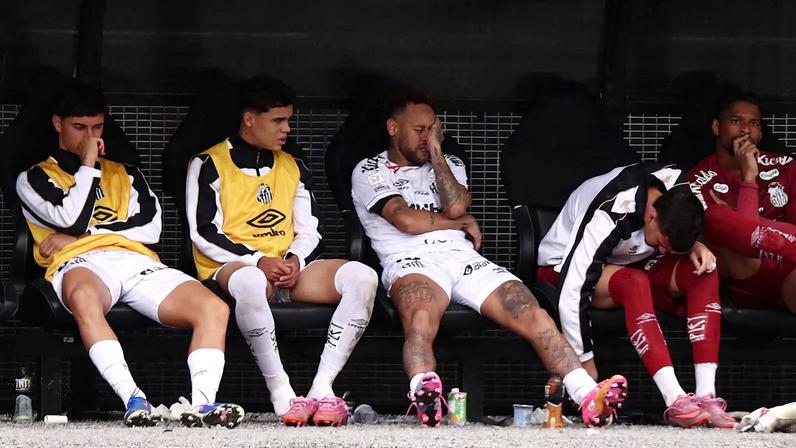 Neymar no banco no jogo contra o Coritiba