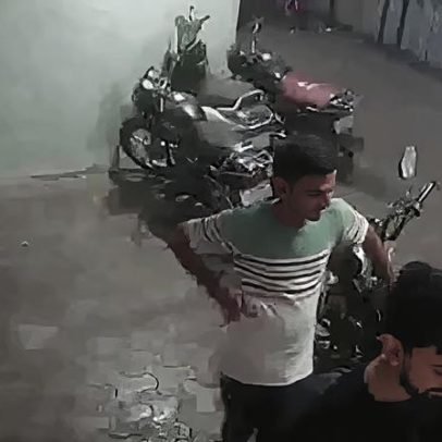 Teto de casa desaba sobre moradores na Índia; imagens mostram o ocorrido