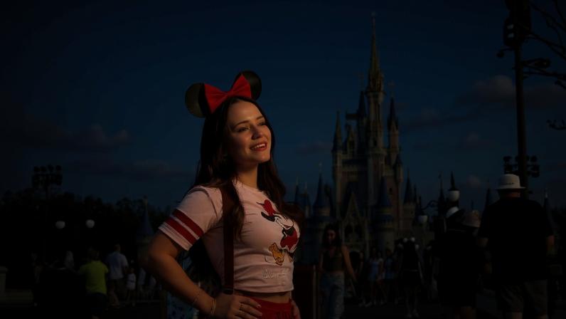 Larissa Manoela relata ter sido escoltada da Disney