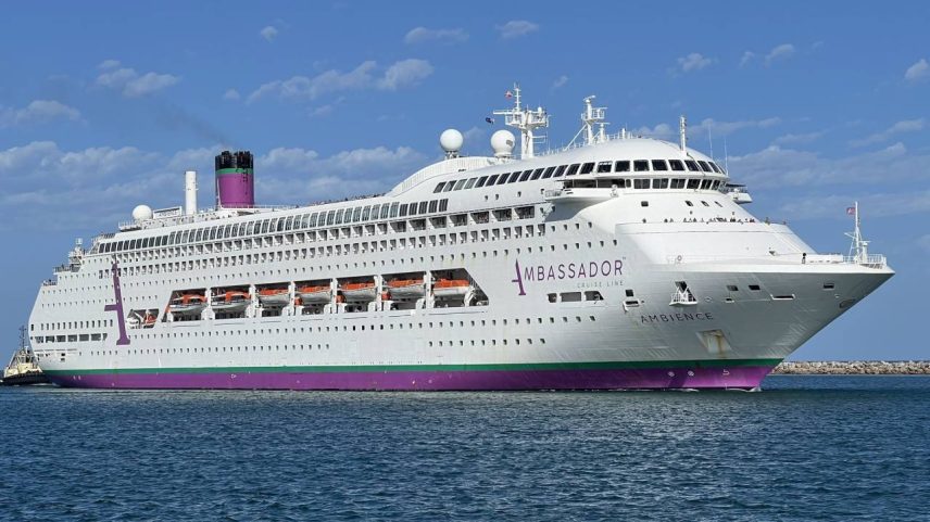 Navio de cruzeiro da Ambassador Cruise Line. - (X/Reprodução)