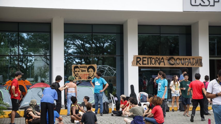 Universitários derrubaram um portão e ocuparam o prédio da Reitoria da instituição