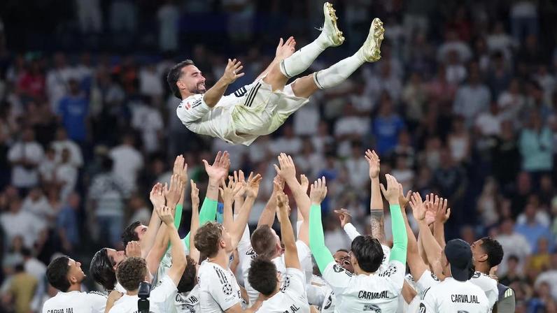 Carvajal é celebrado pelos companheiros em despedida do Real Madrid.