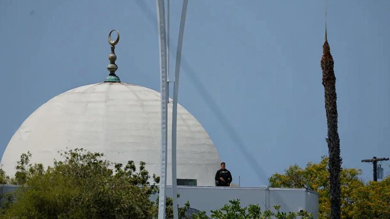 Polícia responde a 'atirador ativo' no Centro Islâmico de San Diego, no bairro de Clairemont. 18/05/2026 (@arabnews/Twitter)