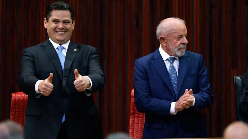 Presidente do Congresso, Davi Alcolumbre (União-AP), ao lado do presidente Lula durante cerimônia de posse do ministro Kassio Nunes Marques na presidência do Tribunal Superior Eleitoral (TSE)