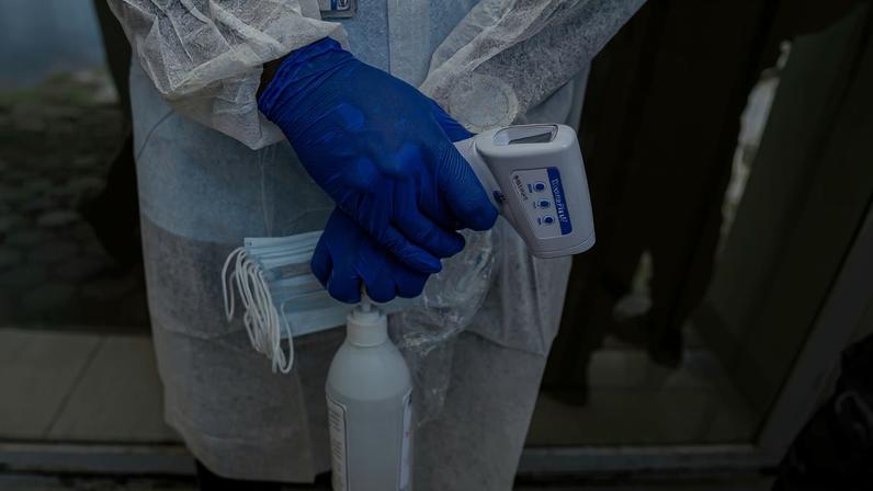 Tratamentos antivirais, como remdesivir e coquetéis de anticorpos, podem ser considerados