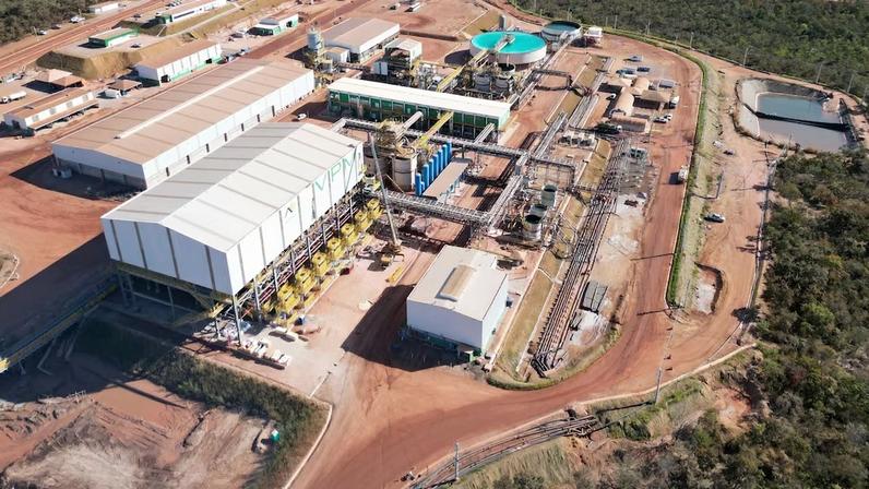Uma das obsessões das esquerdas brasileiras é a de que o projeto de desenvolvimento do Brasil tem de focar a agregação de valor ao produto primário nacional: é preciso transformar minérios, petróleo e produtos agrícolas e não exportá-los em estado bruto. O princípio tem seu lado correto, mas os tempos mudaram e, com eles, mudaram a geopolítica e o conceito de valor a agregar.