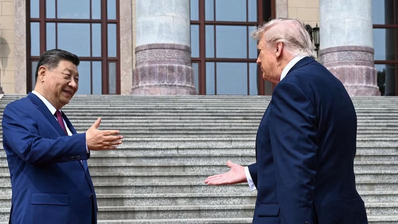 O presidente da China, Xi Jinping, cumprimenta o presidente Donald Trump do lado de fora do Grande Salão do Povo, em Pequim, durante a cúpula de dois dias entre os líderes, na quinta-feira, 14 de maio de 2026. Durante a primeira visita de um presidente dos Estados Unidos à China em quase uma década, Xi fez um alerta sobre Taiwan, afirmando que a questão, se mal conduzida, pode levar a um conflito e a “uma situação extremamente perigosa”. (Kenny Holston/The New York Times)