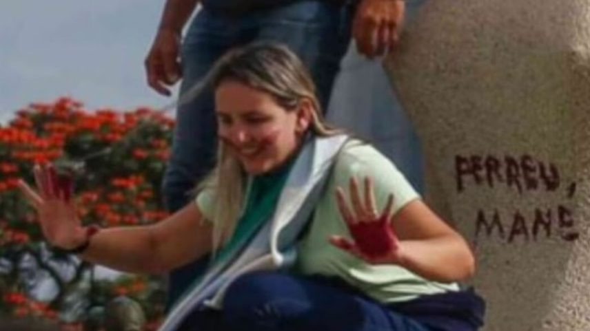 A mulher foi presa após pichar, com um batom, “Perdeu, Mané” na Estátua da Justiça, nos atos extremistas de 8 de janeiro