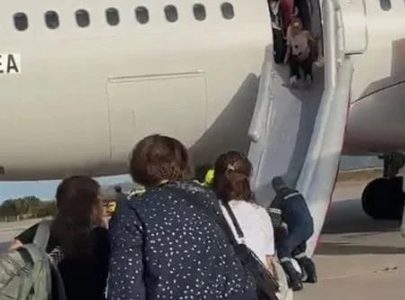 Passageiros deixaram a aeronave por meio das escorregadeiras infláveis