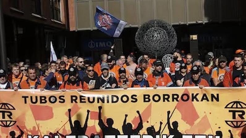 Trabajadores de Tubos Reunidos se han concentrado este martes frente a las oficinas de la empresa en Bilbao y se han manifestado posteriormente por la capital vizcaína. EFE/ Miguel Toña