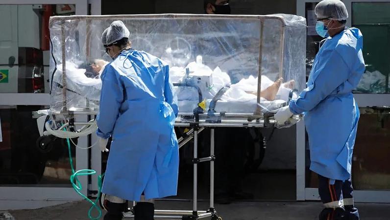 OMS admite agora que havia profunda heterogeneidade internacional na qualidade dos sistemas de informação e o resultado foi uma gigantesca subnotificação global, diz o articulista; na imagem, equipe médica faz atendimento de paciente de covid-19 no HRAN, em Brasília