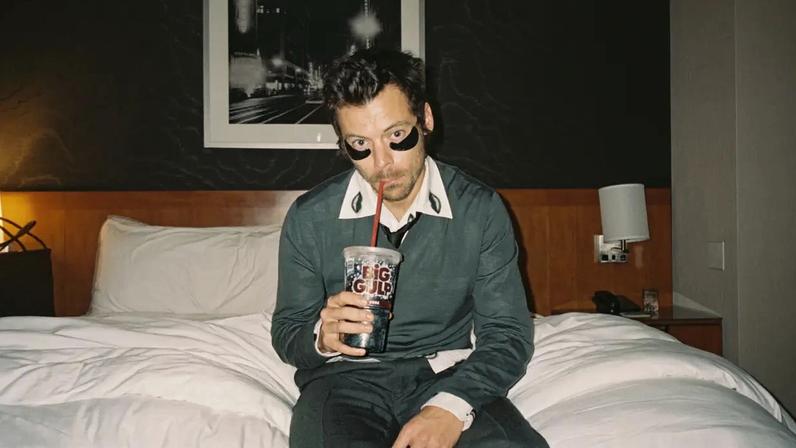 O britânico Harry Styles em sua nova era, marcada pelo lançamento de 'Kiss All The Time. Disco, Ocasionally'