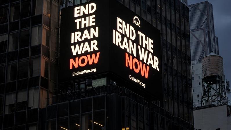 Anúncio pede o fim da guerra no Irã em Nova York, nos Estados Unidos.