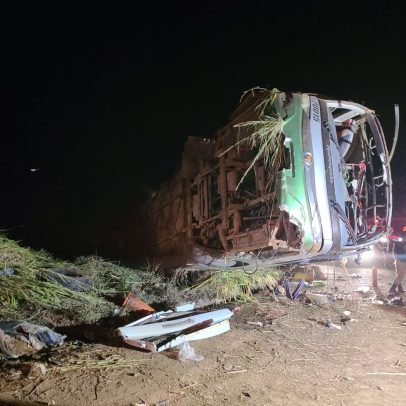 Ônibus com trabalhadores rurais tomba em MG, 1 morto e 39 feridos