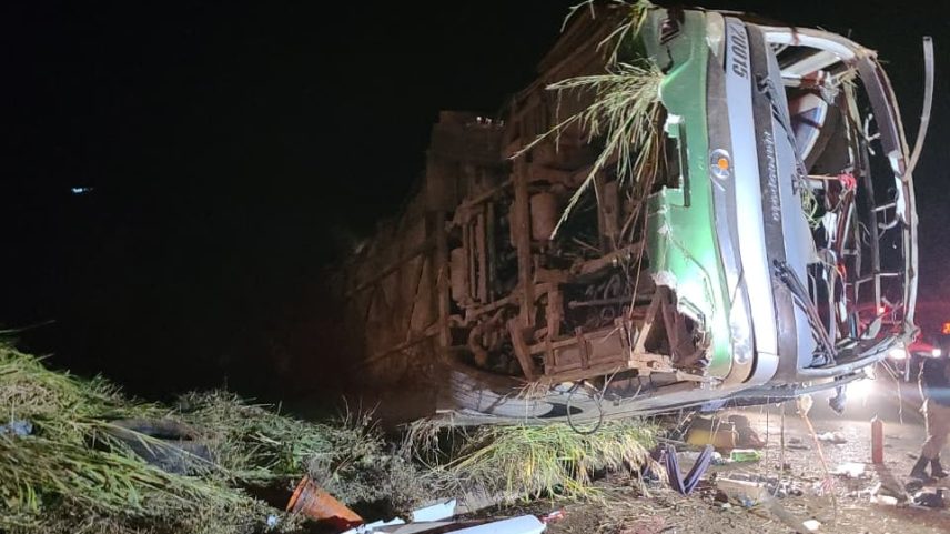 Durante o resgate, uma vítima precisou ser retirada debaixo da estrutura do ônibus