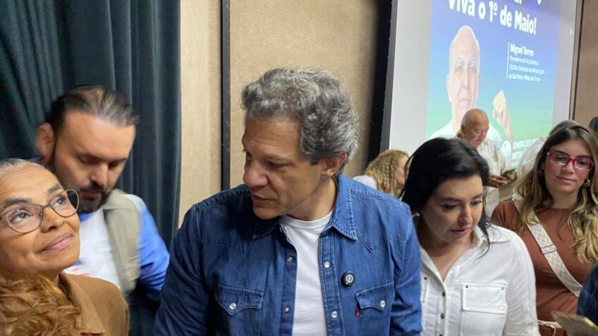 Haddad atribui empate entre Lula e Flávio à lavagem cerebral coletiva