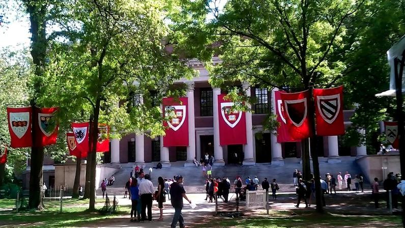 Professores de Harvard vão voltar a dar notas "A" apenas para os melhores estudantes. (Foto: EllenSeptember / WikiMedia / Arquivo)