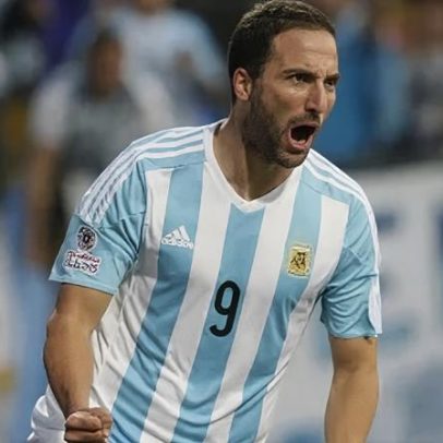 Higuaín surge com visual novo após aposentadoria