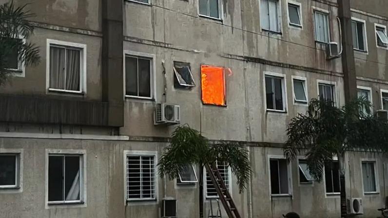 Imagem colorida de apartamento em chamas - Metrópoles