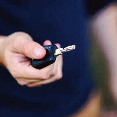 País europeu oferece até R$ 145 mil para jovens não dirigirem cinco anos