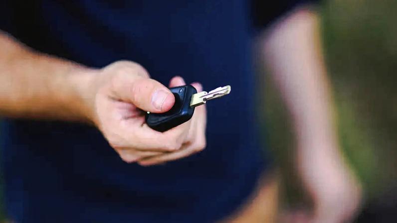 País europeu oferece até R$ 145 mil para jovens não dirigirem cinco anos