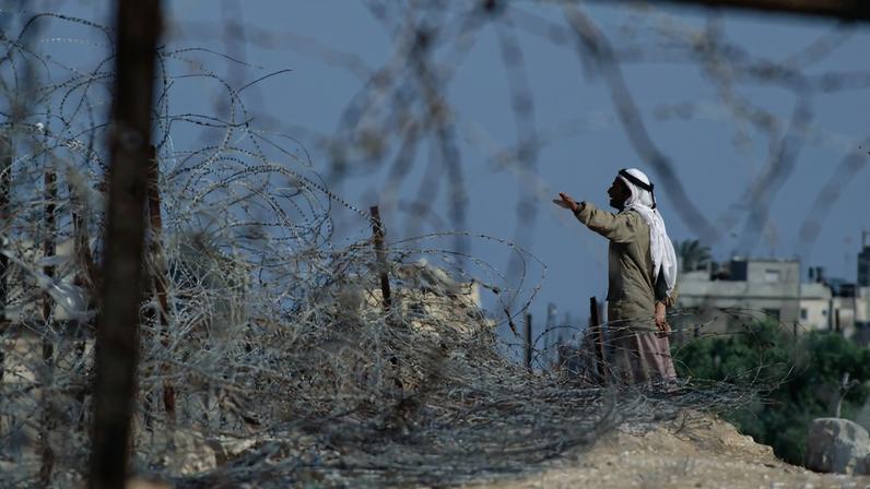Foto de homem na cidade destruída de Rafah, no sul da Faixa de Faza