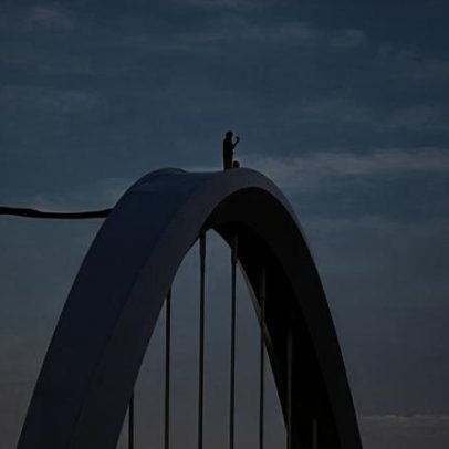 Homem escala ponte de 12 metros em Washington em protesto contra guerra