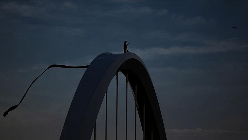 Homem escala ponte de 12 metros em Washington em protesto contra guerra